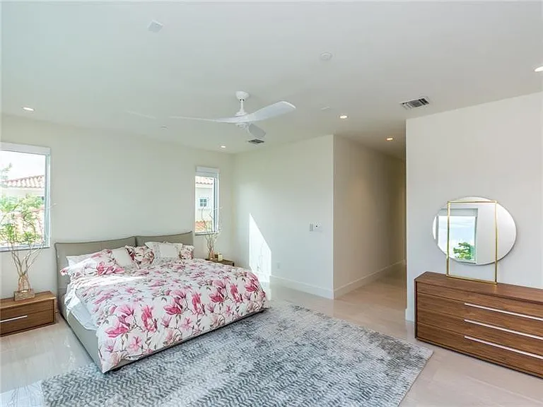240 Shore Ct — Photo 22
