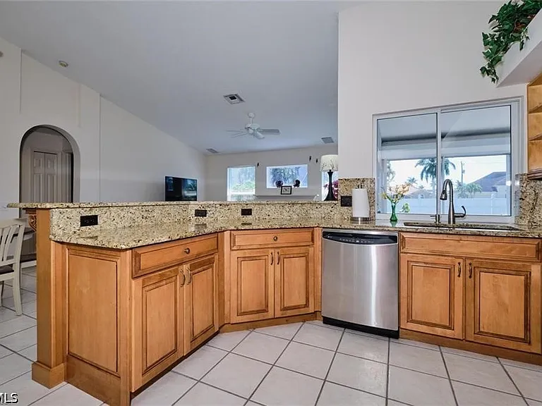 5507 SW 14th Pl — Photo 6