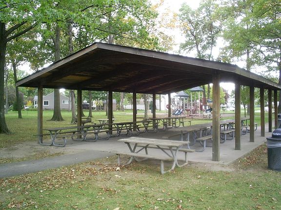 Very large park with playgrounds+