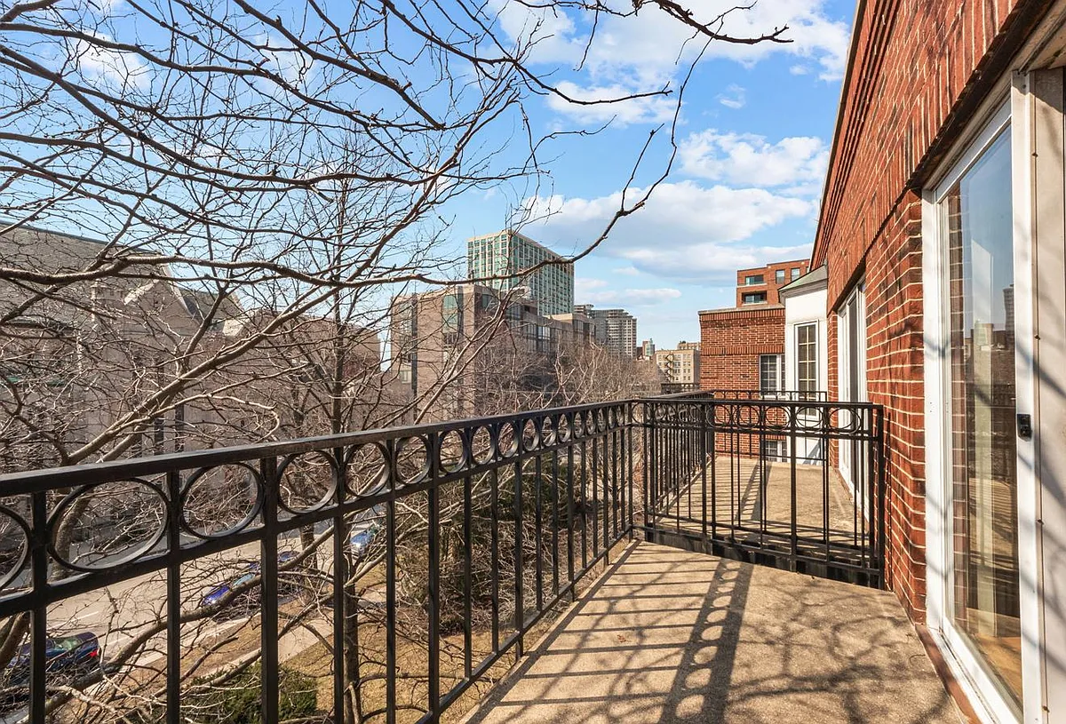 Building Photo - 1700 Hinman Ave #3C