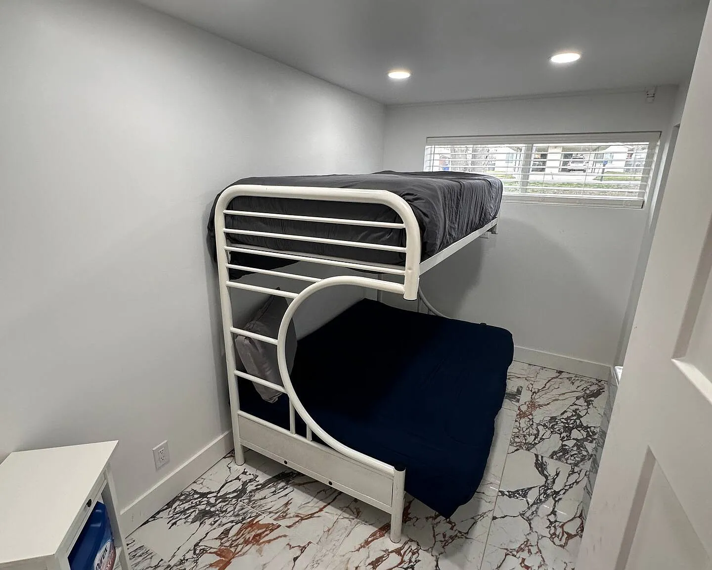 Newly Renovated- 2 bedroom bright and delightsome — Photo 2