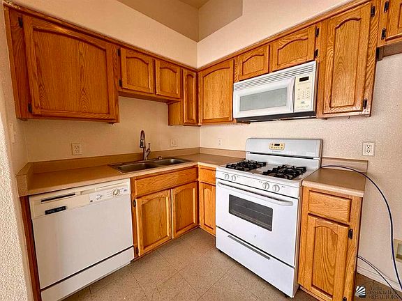 3rd image of 3049 S Tangerine Ave