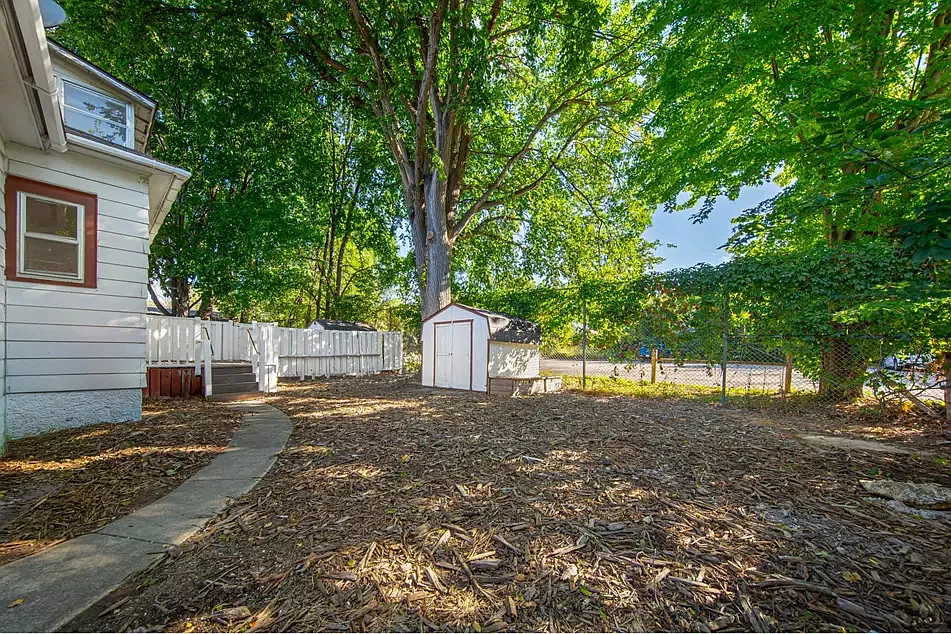 3 bed, 1.5 bath, 1300 sqft, $1,800 — Photo 3