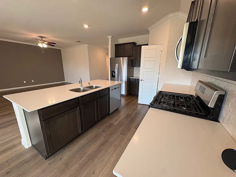 610 Union Dr — Photo 8
