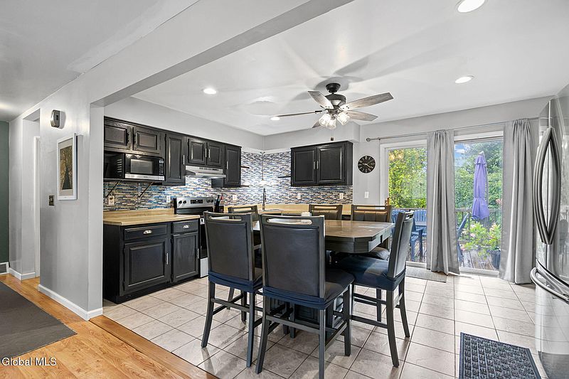 3rd image of 13 Andree Court