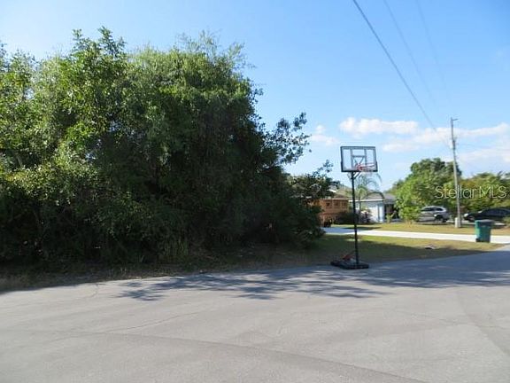 3rd image of 104 Sidney Ct