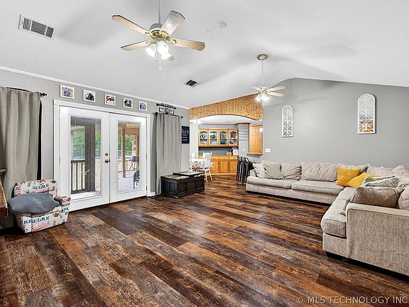 4th image of 123 N Park Dr