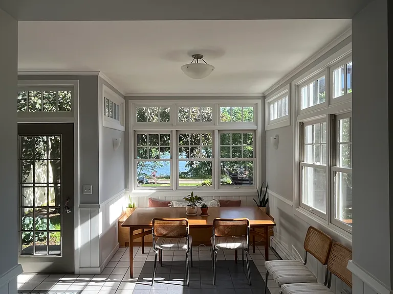 Lake-facing dining nook