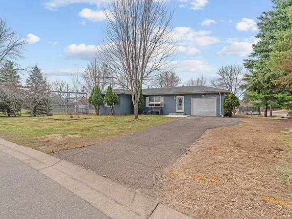 811 Page St SW, Isanti, MN 55040