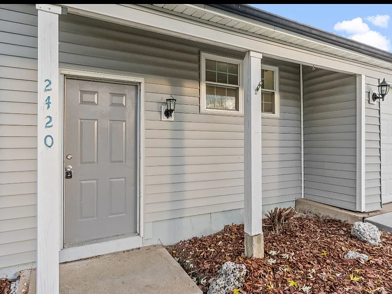 2420 Breezy Point Ln — Photo 2