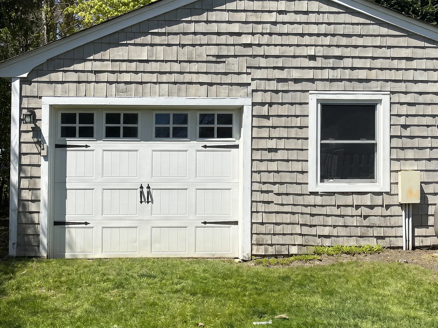 Chic Southampton Retreat Prime Location, Pool, Fireplace & More — Photo 2