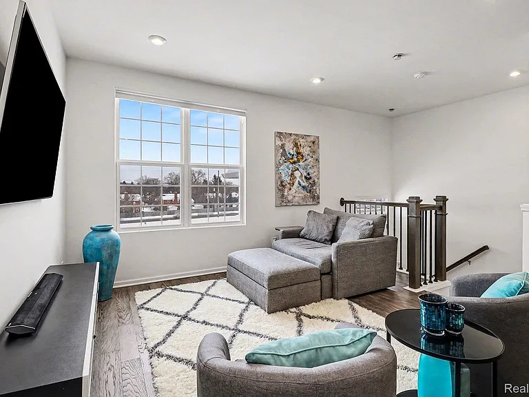 258 S Mill St — Photo 3