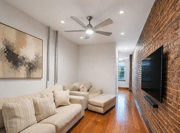4th image of 34 Garnet St