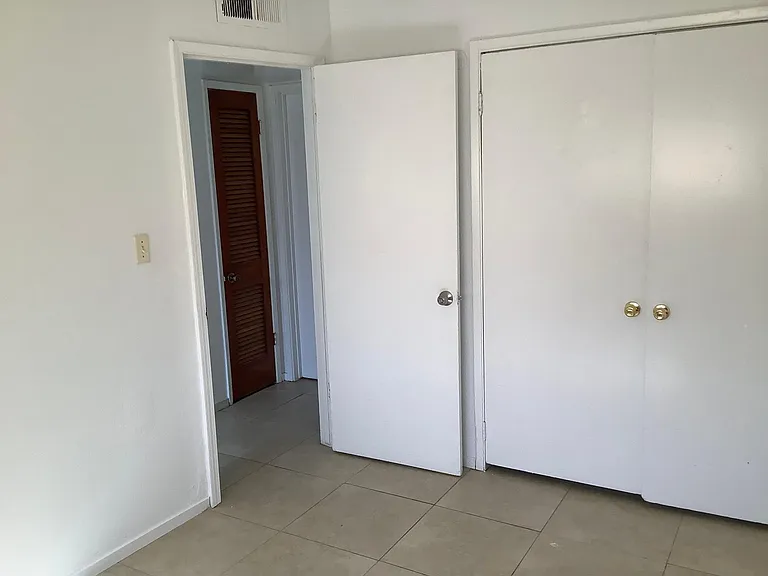 1014 S Trinity St — Photo 14