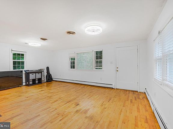 4th image of 17724 Batestown Rd