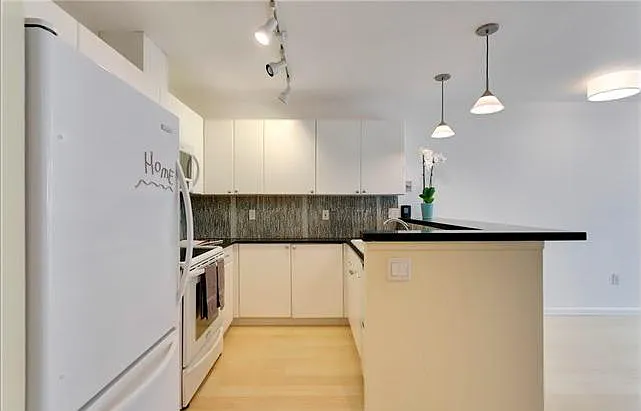 1323 Boren Ave — Photo 3