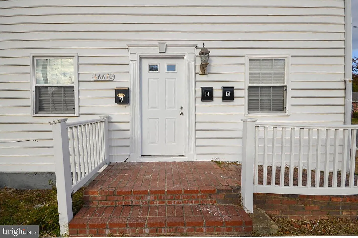 3 bed, 1.0 bath, 1475 sqft, $1,700 — Photo 2