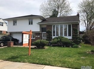 5 De Chiaro Ln, Williston Park, NY 11596