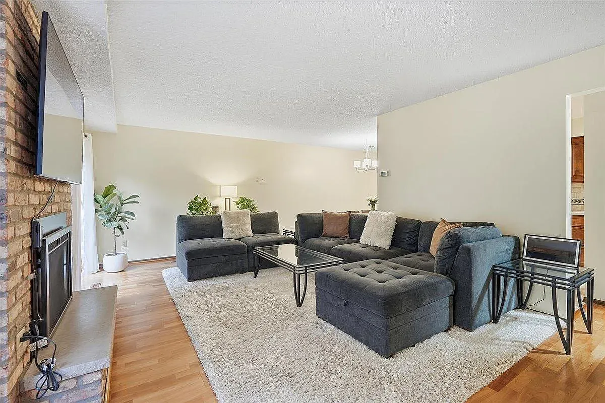 Building Photo - 3640 Independence Ave S #61