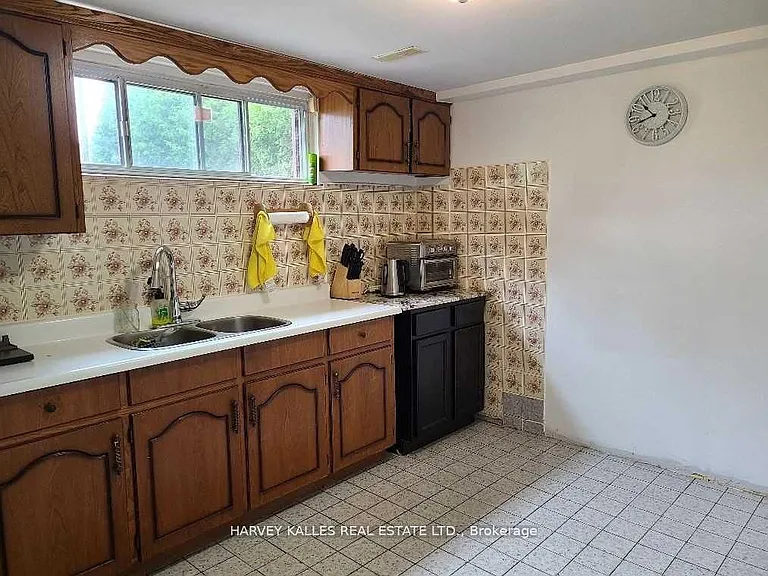2379 Hensall St #LOWER — Photo 6