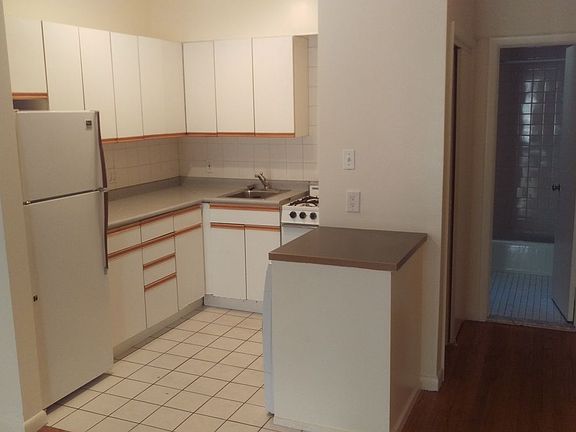 3rd image of 135 E 35th St APT 4R