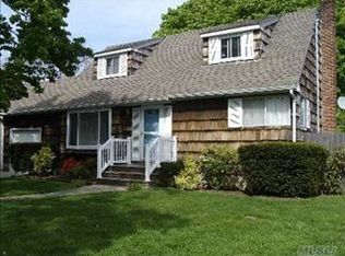 25 Linwood Pl, Massapequa Park, NY 11762