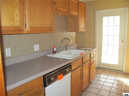 4th image of 4941 Rowland Ave