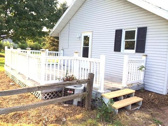 Spacious deck off the back.