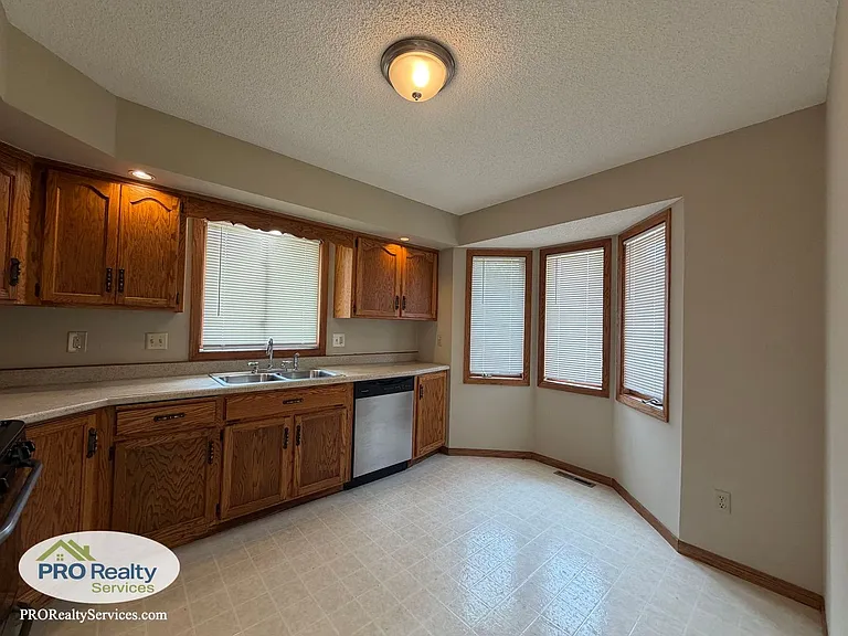 5642 Royal Oaks Dr — Photo 6