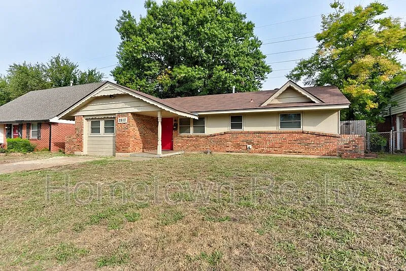 3 bed, 1.5 bath, 1291 sqft, $1,295 — Photo 1