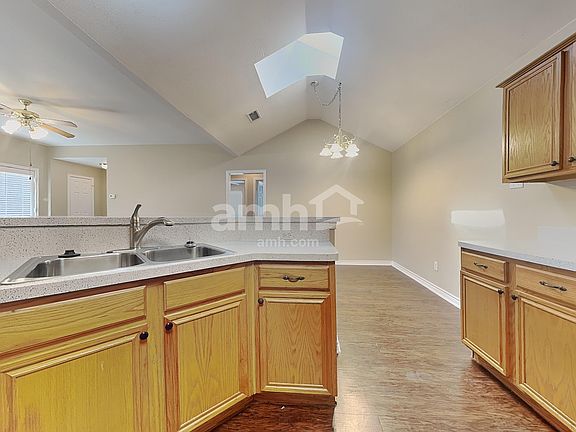 4th image of 300 Bryant Ln