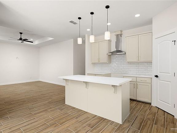 5th image of 304 N Kika De La Garza Blvd
