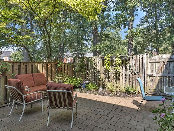 3rd image of 1490 Birdwood Ct
