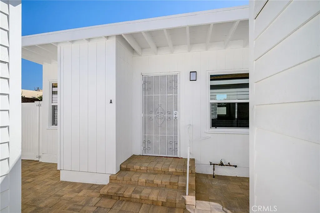 908 E Maple St — Photo 1