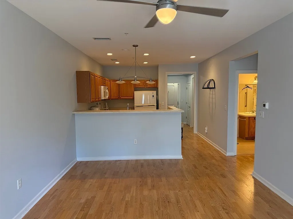 1 bed, 1.0 bath, 920 sqft, $2,500 — Photo 2