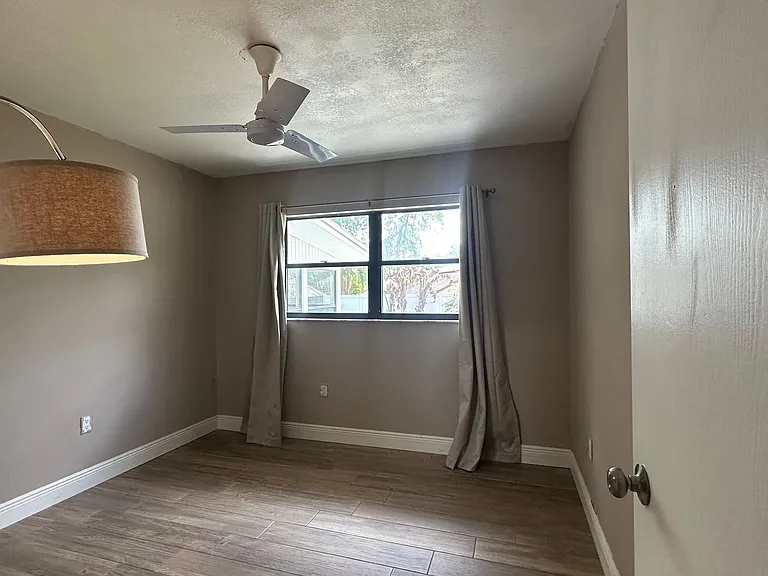 616 Iris St — Photo 23