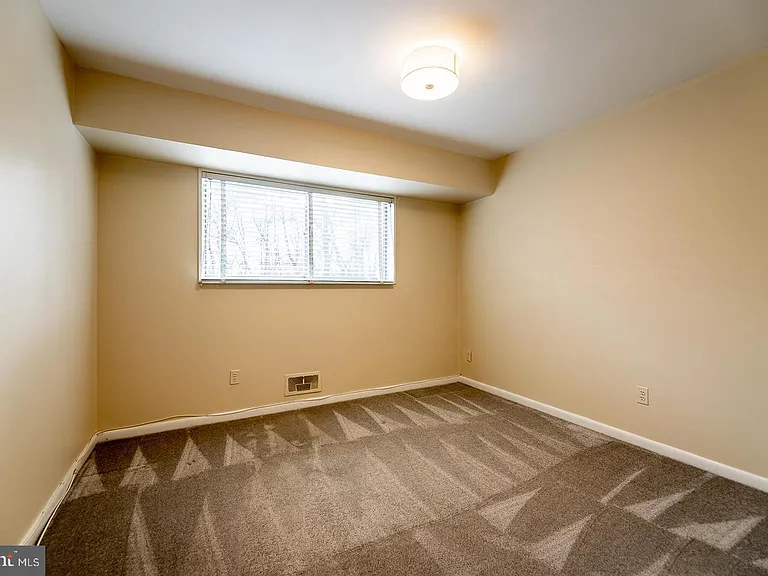 10648 Montrose Ave #102 — Photo 8