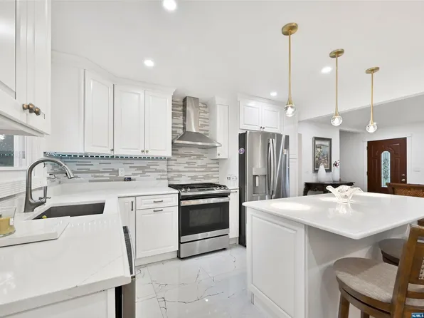 320 Monmouth Ave, New Milford, NJ 07646