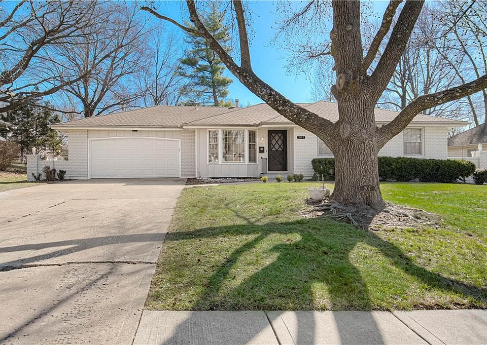1st image of 207 NW Woodbine Ave