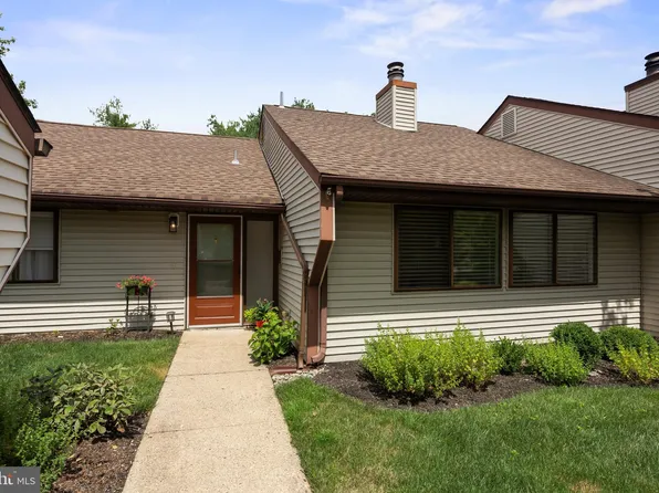 25 E Bluebell Ln, Mount Laurel, NJ 08054