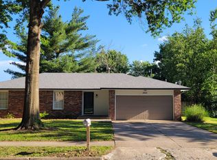 2804 E Linwood St, Springfield, MO 65804