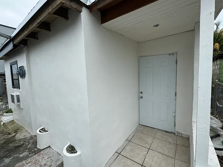 1280 NW 27th St #4 — Photo 8
