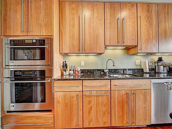 Kitchen w/ Dbl oven