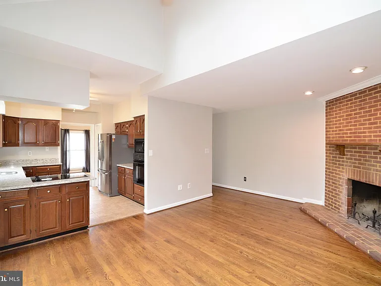 10200 Aspen Willow Dr — Photo 11