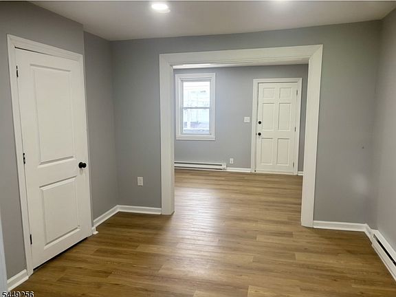 5th image of 253 Washington St