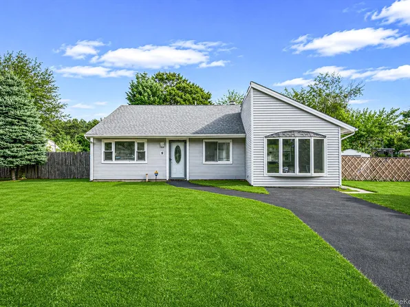 9 Carson Lane, Medford, NY 11763