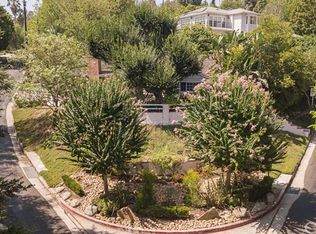 3931 Woodcliff Rd, Sherman Oaks, CA 91403