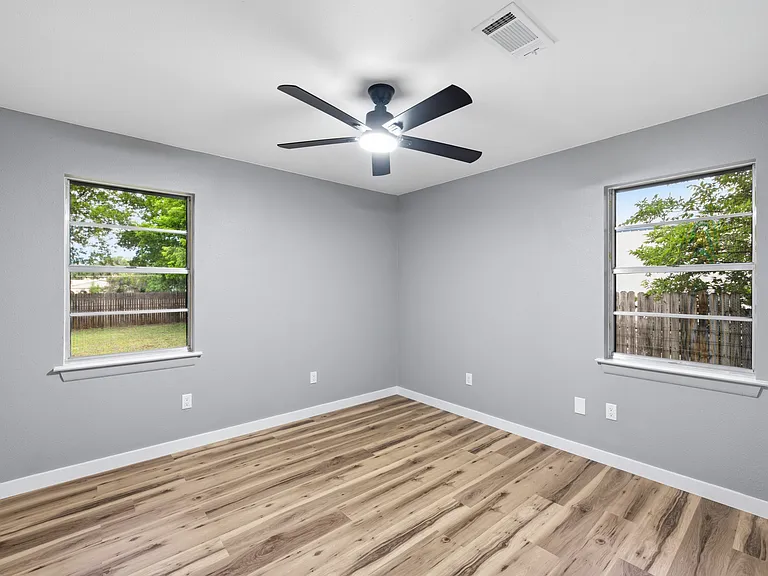1009 S Jefferson St — Photo 14