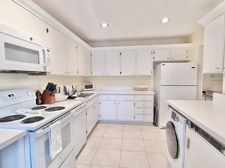 19 Westgate Ln #19F — Photo 10