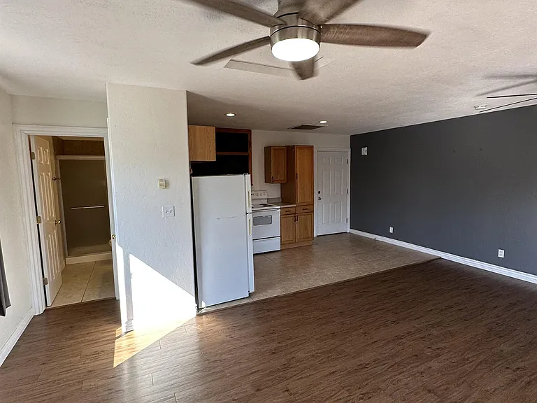 1405 E Mackenzie Dr — Photo 6